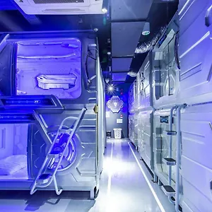 Met A Space Pod At Arab Street Сингапур